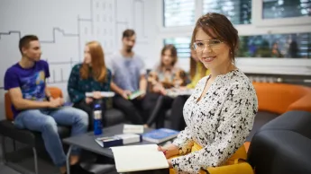 International Business | Studia II stopnia w Warszawie | Uniwersytet WSB Merito Warszawa: Grupa studentów na przerwie