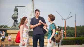 Psychologia transportu | Uniwersytet WSB Merito Warszawa: Studenci przy pomniku syrenki