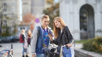 Logistyka międzynarodowa | Uniwersytet WSB Merito Warszawa: Dwie osoby przy rowerze