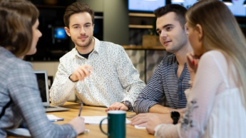 Produkcja treści multimedialnych | Studia I stopnia w Warszawie | Uniwersytet WSB Merito Warszawa: Rozmowa przy pracy