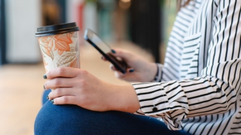 Social media i technologie cyfrowe | Studia I stopnia w Warszawie | Uniwersytet WSB Merito Warszawa: Kubek i telefon