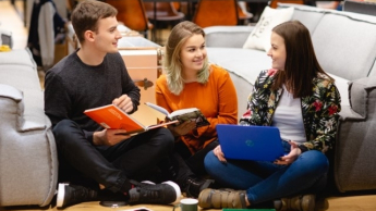 Wyniki wyszukiwania | Uniwersytet WSB Merito Warszawa: Studenci podczas nauki 