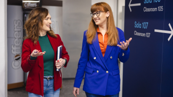 Psychologia pozytywna stosowana | Studia podyplomowe w Warszawie | Uniwersytet WSB Merito Warszawa: dwie kobiety podczas rozmowy