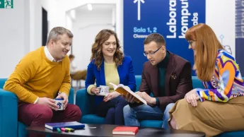 Trener wewnętrzny. Zarządzanie wiedzą w organizacji | Uniwersytet WSB Merito Warszawa: grupa ludzi dyskutująca ze sobą