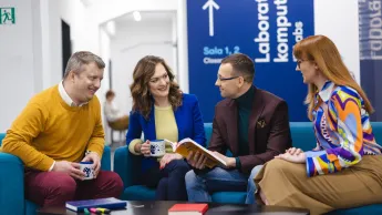 Bibliotekoznawstwo w szkole | Uniwersytet WSB Merito Warszawa: grupa ludzi rozmawiająca ze sobą