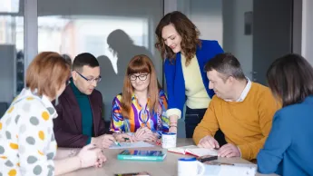 Zarządzanie cyberbezpieczeństwem | Studia podyplomowe w Warszawie | Uniwersytet WSB Merito Warszawa: grupa ludzi pracująca nad projektem