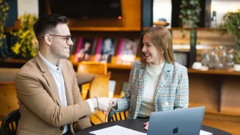 AI w marketingu i sprzedaży | Studia podyplomowe w Warszawie | Uniwersytet WSB Merito Warszawa: mężczyzna z kobietą podający sobie rękę