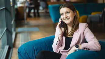 Zarządzanie nieruchomościami | Uniwersytet WSB Merito Warszawa: kobieta rozmawiająca przez telefon