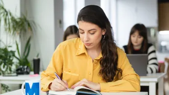 Bibliotekoznawstwo | Uniwersytet WSB Merito Warszawa: studentka z książką 