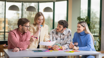 Zarządzanie projektami | Studia II stopnia ze studiami podyplomowymi  | Uniwersytet WSB Merito Warszawa: grupa przy pracy