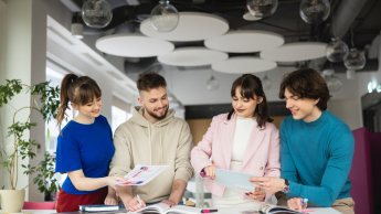 Biznes międzynarodowy | Studia II stopnia ze studiami podyplomowymi  | Uniwersytet WSB Merito Warszawa: grupa przy pracy