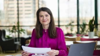 Architekt rozwiązań IT w chmurze obliczeniowej | Uniwersytet WSB Merito Warszawa: kobieta przeglądająca dokumenty