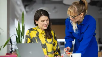 Business Intelligence – analiza danych | Studia podyplomowe w Warszawie | Uniwersytet WSB Merito Warszawa: dwie kobiety rozmawiające ze sobą
