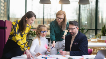 Architekt rozwiązań IT w chmurze obliczeniowej | Uniwersytet WSB Merito Warszawa: grupa ludzi pracująca nad projektem