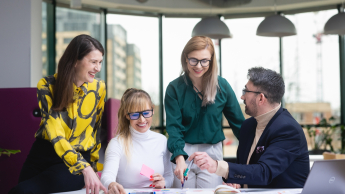 Zarządzanie jakością w branży automotive | Studia podyplomowe w Warszawie | Uniwersytet WSB Merito Warszawa: grupa ludzi rozmawiająca ze sobą