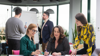 Kadry i płace | Studia podyplomowe w Warszawie | Uniwersytet WSB Merito Warszawa: grupa ludzi pracująca przy projekcie