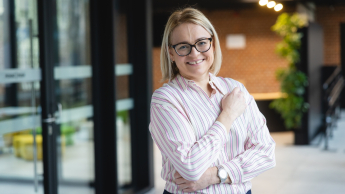 Wyniki wyszukiwania | Uniwersytet WSB Merito Warszawa: uśmiechnięta kobieta w koszuli