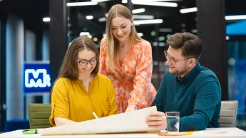 Podstawy programowania | Studia podyplomowe w Warszawie | Uniwersytet WSB Merito Warszawa: grupa trzech osób pracująca nad projektem