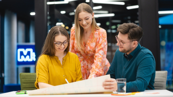 Podstawy programowania | Uniwersytet WSB Merito Warszawa: grupa trzech osób pracująca nad projektem