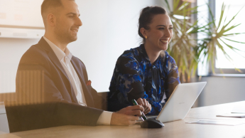 BIM Manager – nowoczesne zarządzanie inwestycjami budowlanymi | Studia podyplomowe w Warszawie | Uniwersytet WSB Merito Warszawa: mężczyzna i kobieta przy biurku