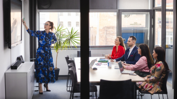 International Payroll and HR | Studia podyplomowe w Warszawie | Uniwersytet WSB Merito Warszawa: grupa osób słuchające wykładu