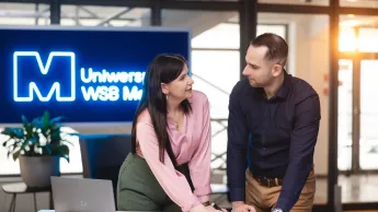 Branding i content marketing | Uniwersytet WSB Merito Warszawa: mężczyzna i kobieta pracujący nad projektem