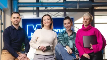 BIM Manager – nowoczesne zarządzanie inwestycjami budowlanymi | Uniwersytet WSB Merito Warszawa: uśmiechnięta grupa ludzi
