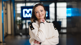 Social media i influencer marketing | Studia podyplomowe w Warszawie | Uniwersytet WSB Merito Warszawa: uśmiechnięta kobieta