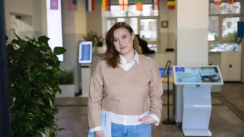 Rachunkowość od podstaw | Studia podyplomowe w Warszawie | Uniwersytet WSB Merito Warszawa: kobieta trzymająca dokumenty