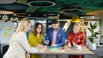 grupa osób pracująca nad projektem