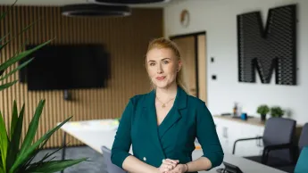 kobieta trzymająca się za ręce