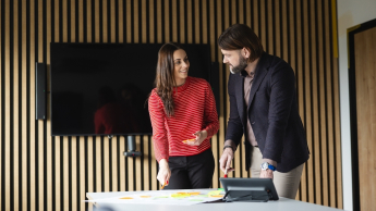 Trener języków obcych | Studia podyplomowe w Warszawie | Uniwersytet WSB Merito Warszawa: kobieta i mężczyzna rozmawiający ze sobą