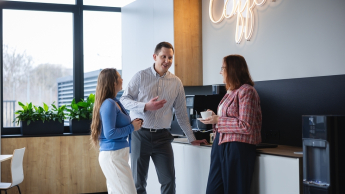 Edukacja zdrowotna | Studia podyplomowe w Warszawie | Uniwersytet WSB Merito Warszawa: trzy osoby rozmawiające ze sobą