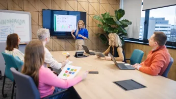 Event Manager | Studia podyplomowe w Warszawie | Uniwersytet WSB Merito Warszawa: grupa osób analizująca wyniki