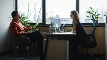 BIM Manager – nowoczesne zarządzanie inwestycjami budowlanymi | Uniwersytet WSB Merito Warszawa: dwójka ludzi rozmawiająca ze sobą