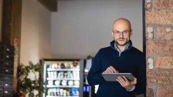 mężczyzna trzymający tablet w ręce