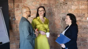 Ochrona środowiska | Studia podyplomowe w Warszawie | Uniwersytet WSB Merito Warszawa: trzy osoby podczas rozmowy