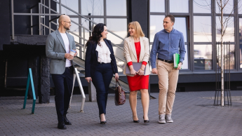 Psychologia transportu | Studia podyplomowe w Warszawie | Uniwersytet WSB Merito Warszawa: grupa osób rozmawiająca ze sobą