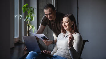 Team coaching i facylitacja | Studia podyplomowe w Warszawie | Uniwersytet WSB Merito Warszawa: mężczyzna i kobieta podczas rozmowy