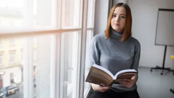 Audyt śledczy – psychologia sprawcy i techniki śledcze | Uniwersytet WSB Merito Warszawa: kobieta czytająca książkę