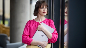 Wyniki wyszukiwania | Uniwersytet WSB Merito Warszawa: kobieta trzymająca laptop w rękach