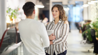 Audyt śledczy – psychologia sprawcy i techniki śledcze | Studia podyplomowe w Warszawie | Uniwersytet WSB Merito Warszawa: kobieta i mężczyzna podczas rozmowy