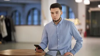 mężczyzna trzymający telefon w ręce