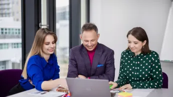 SAP S/4 Hana - nowoczesny system ERP | Studia podyplomowe w Warszawie | Uniwersytet WSB Merito Warszawa: trzy osoby pracujące nad projektem