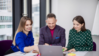 Wyniki wyszukiwania | Uniwersytet WSB Merito Warszawa: trzy osoby pracujące nad projektem