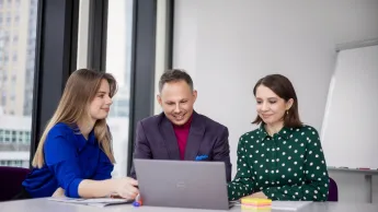 grupa ludzi pracująca ze sobą