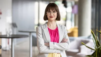 Zamówienia publiczne | Uniwersytet WSB Merito Warszawa: uśmiechnięta kobieta w żakiecie