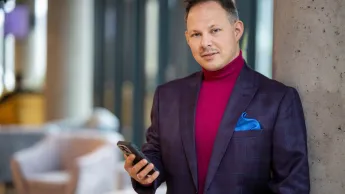 mężczyzna trzymający telefon w ręce