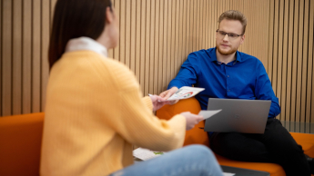 Psychologia w biznesie | Studia podyplomowe w Warszawie | Uniwersytet WSB Merito Warszawa: mężczyzna z kobietą podczas rozmowy