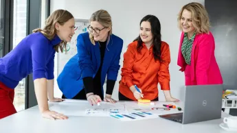 grupa kobiet pracująca nad projektem